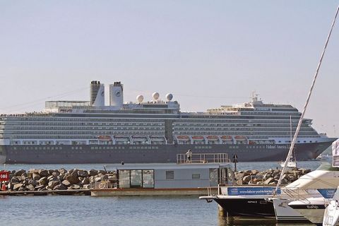 En Laboe, la casa flotante se encuentra en el moderno puerto deportivo de Baltic Bay, en la desembocadura del fiordo de Kiel en el mar Báltico. Estos atracaderos flotantes son un gran lugar para relajarse y observar la vida portuaria. Desde la terraz...