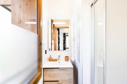 Questo nuovo e contemporaneo appartamento in una nuova residenza a Le Monêtier-les-Bains, Serre Chevalier, può ospitare comodamente fino a sei persone. È dotato di due camere da letto (una matrimoniale, una con bagno privato con doccia) e un angolo m...