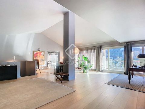 Lucas Fox presents this spectacular penthouse located just a few minutes from the centre of Andorra la Vella. Its location allows you to be close to all amenities: shops, restaurants and health centres less than 10 minutes away. The apartment stands ...