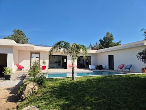 This fully air-conditioned contemporary house of 135 m2 is located in a quiet area, on the road to Calenzana on a plot of land of approximately 1000 m2. It is composed of an entrance opening directly onto a large living room / equipped kitchen with l...