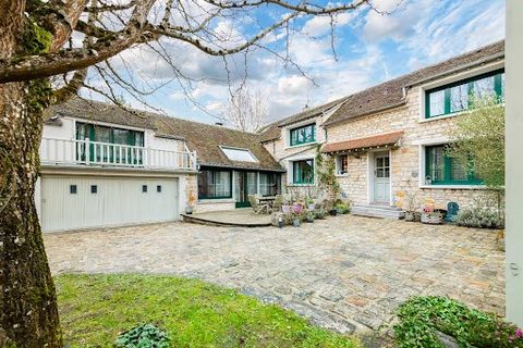 In the heart of a typical village, very popular, 10 minutes from Fontainebleau, and in a quiet street, here is a character house with a surface area of approximately 195 m2 on the ground. Spaces entirely renovated with the help of an architect and an...