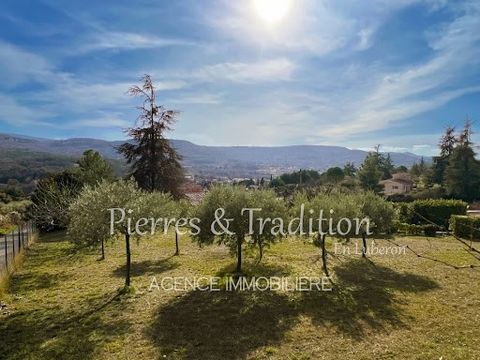 In the heart of the Luberon, on the outskirts of town, contemporary architectural property of 240 m2 built on nearly 3,000 m2 of building land. Beautiful living room of over 50 m2, 5 bedrooms, 3 bathrooms. Numerous outbuildings: office, workshop, lau...