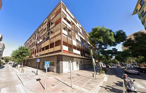 Middle Floor Apartment, Fuengirola, Costa del Sol. 1 Bedroom, 1 Bathroom, Built 51 m2. Setting : Village, Close To Port. Orientation : South. Condition : Good. Pool : Communal. Furniture : Not Furnished. Parking : Garage. Utilities : Electricity, Dri...