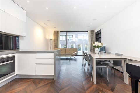 Situado en un discreto bloque de apartamentos en Mayfair, junto a Hanover Square y a pocos minutos de Regents Street. Este apartamento de dos dormitorios en la quinta planta tiene una gran sala de recepción de planta abierta con balcón con vistas a l...