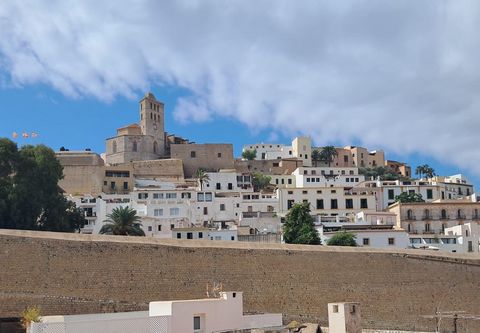 Charming apartment in Ibiza's La Marina with views of Dalt Vila Discover an oasis in the heart of Ibiza, designed for those looking for exclusivity and a sophisticated lifestyle. This charming apartment combines the tranquility of its surroundings wi...