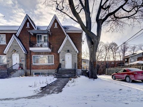 Excepcional tríplex en el corazón de Saint-Laurent -- Montreal Descubra este impresionante tríplex situado en un barrio tranquilo y familiar de Saint-Laurent. Esta propiedad se destaca por sus tres amplias unidades, lo que la hace ideal para inquilin...