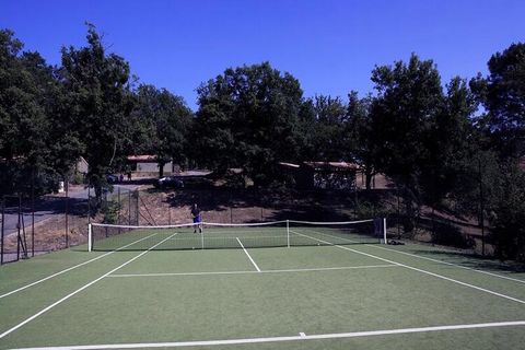 ¡Organiza tus vacaciones en un entorno cálido y paisajístico, en el cruce de los departamentos de Tarn, Garona y Aveyron! La Résidence les Hameaux des Lacs está situada en el corazón de la campiña montañosa, en lo alto de una colina rodeada de lagos,...