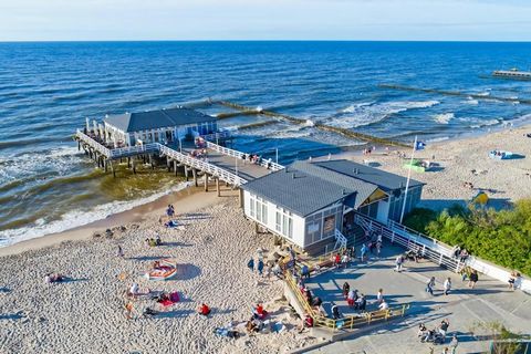 Ein Familienresort mit Ferienhäusern in einer ruhigen Gegend, im Zentrum des Resorts, nahe am Strand. Die zweistöckigen Ferienhäuser mit überdachten Terrassen bieten Platz für 6 Personen. Im Erdgeschoss befindet sich ein großes Wohnzimmer mit TV, Tis...