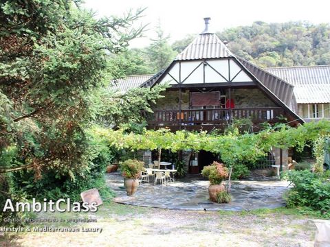 Naturpark Montseny Berghotel mit hervorragender Lage, in einer privilegierten Umgebung, leicht zugänglich und Parkplatz. Das Gebäude ist 1.310 m ² auf einem Grundstück von ca. 12.500 m ². Mit insgesamt 15 Suiten, Halle, Rezeption, 2 große Lounges, of...