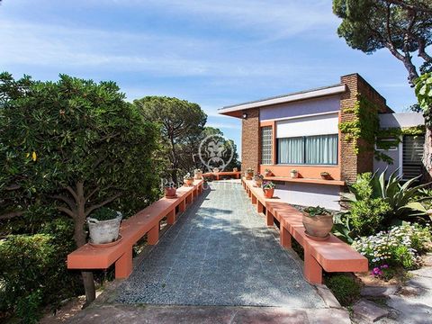 In the town of Cabrera de Mar, on the north coast of Barcelona, with sea views we have this large 630m² house surrounded by a garden with a swimming pool and built on a plot of 11.100m². The house, of contemporary design and built on one floor, has 5...