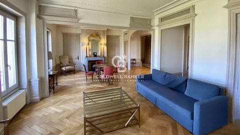 Découvrez ce magnifique appartement de 139 m² situé au cœur du 6ème arrondissement de Lyon. Niché au 5e étage d’une prestigieuse copropriété avec ascenseur, il offre une vue panoramique spectaculaire sur la colline de Fourvière et les pentes de la Cr...