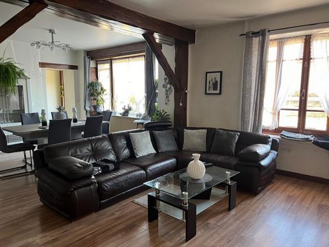 Située à 10 mn de Rioz, dans village avec commerces (boulangerie, coiffeur) et groupe scolaire, venez découvrir cette maison aux beaux volumes avec garage carrelé de 35 m2 et combles aménageables. Elle se compose en Rez de chaussée d'une pièce de vie...