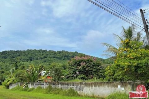 Erstaunliches Stück Land in Muang Krabi zu verkaufen. Es handelt sich um ein Chanote-Titelgrundstück von 1 ngan 81,7 q.w. (726,8 qm) mit Panoramablick auf die wunderschöne Bergwelt. Sie werden die frische Luft spüren und weg von Hektik und Hektik. Di...