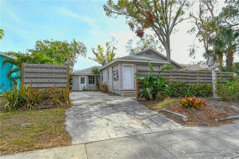 Adorable and spacious 'Streamline 1946 Modern' Hause with wooden floorboards and Mexican tiles, gives a unique touch and personality! Concrete driveway for one car. Super location with a short walk to the supermarket and the Bayfront of Sarasota. The...