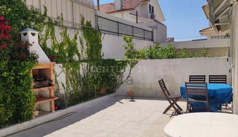 Come and see this fantastic 3+1 bedroom house in Queijas with plenty of natural light, as it is facing east/west. The house has 3 floors. On the ground floor, we have a living room with a fireplace, a kitchen, a room that is being used as a dining ro...