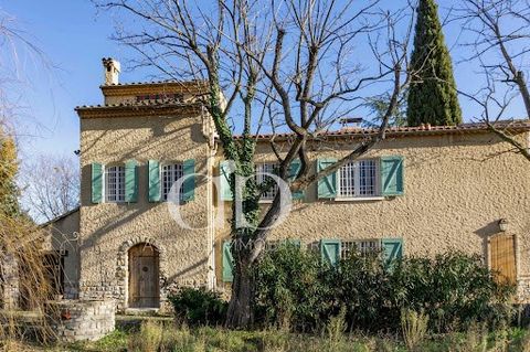 Northwest Aix, just a few minutes from the city center, the Rotonde and Cours Mirabeau, with a magnificent panoramic view of Aix-en-Provence and the Massif de l'Étoile, full of charm. Ideal environment: In an exceptional setting, on a dominant positi...