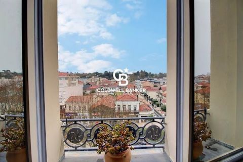 Ideal location in the heart of Arcachon for this beautiful T3 apartment in a historic residence on the front line. This property consists of a large entrance, a very bright living space with an unobstructed view of the rooftops of Arcachon and a side...