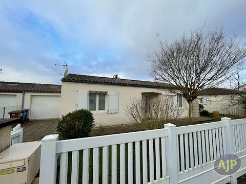 Discover this charming single-storey house, perfectly maintained, located in a sought-after area of SAINTES, in a calm and pleasant environment. It comprises an entrance, a spacious bright living/dining room, an equipped independent kitchen, 2 bedroo...