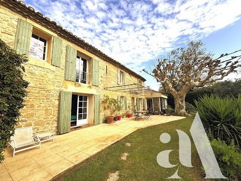 For sale in the center of Arles. In its green setting this old farmhouse is a true refuge for the artistic souls or simply to be quiet but yet close to the historic center of the city of Arles. This property offers the advantages of a large town hous...