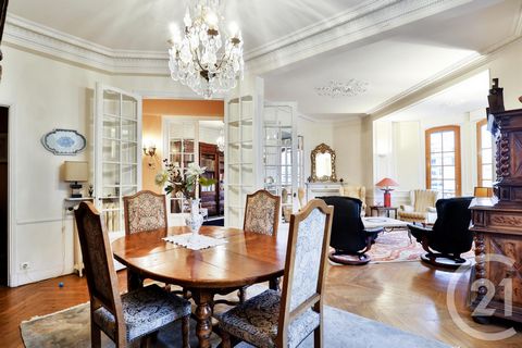 NICE PLACE MOZART - FOR SALE IN BARE OWNERSHIP: Superb 5-room flat with a surface area of 166m² located on the 4th floor of a beautiful bourgeois building. This flat comprises a large entrance hall, a double living room of 36m² with Bow Windows, a lo...