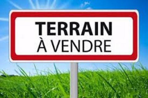 CLARENSAC: Au calme au fond d'une impasse. A seulement 800m du collège (école, stade de foot, commerces,docteur, etc...) terrain de 900m2. 140m2 d'emprise au sol possible, possibilité de faire un étage. Possibilité également de faire 2 maisons. Il y ...