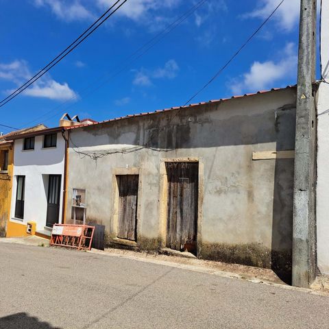 House to rebuild stone with annexes and patio / closed patio. Wooden beams and in good condition. It needs total remodeling. Total land area: 166m2; Construction and implantation area: 88m2; Living area: 68m2; Dependent area: 20m2 It has two fronts: ...