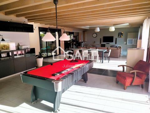 Très grande maison rénovée de 400 m² + 150 m² de dépendances pouvant servir de garages, atelier, ou espace de stockage, sur un terrain clos et paysagé de 1290 m² avec piscine. Au rez-de-chaussée : entrée, grand salon/séjour avec cuisine ouverte sur u...