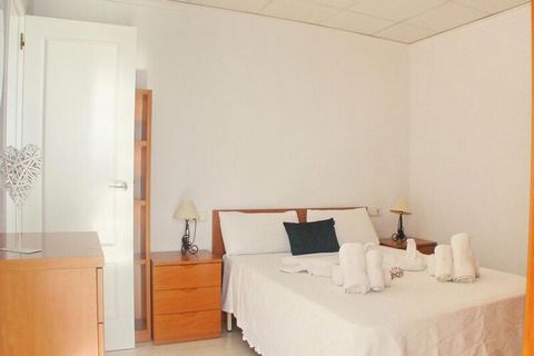 Ten przestronny apartament w Moraira mo?e pomie?ci? 6 osób i obejmuje 3 sypialnie, 1 ?azienk? i dodatkow? toalet? dla go?ci. Oferuje on klimatyzowan? cz??? dzienn? i jadalni? z telewizorem, a tak?e pralk?, ?elazko i bezp?atny bezprzewodowy dost?p do ...