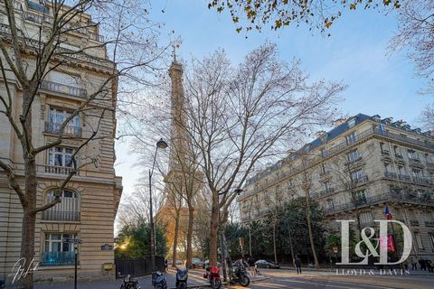 AM FUSSE DES EIFFELTURMS Tauchen Sie ein in die Raffinesse und Eleganz dieses außergewöhnlichen Apartments im prestigeträchtigen 7. Arrondissement von Paris. Diese 132m2 große Wohnung vereint historischen Charme und Moderne. Diese Immobilie befindet ...