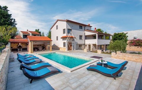 Pula, Premantura - Elite residence with pool For sale is a distinguished residence in Premantura, positioned at the southern tip of the Istrian peninsula, close to Cape Kamenjak. This exceptional home offers both the allure of pristine beaches and th...