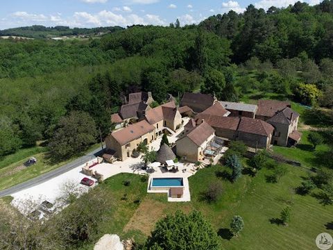 10 minutes from Sarlat, old stone farmhouse renovated in 2017, consisting of a 168 m² dwelling house with 4 bedrooms, 5 guest rooms and 1 61 m² gite with 2 bedrooms, swimming pool, spa and Dependencies. Stone real estate complex in a hamlet, composed...