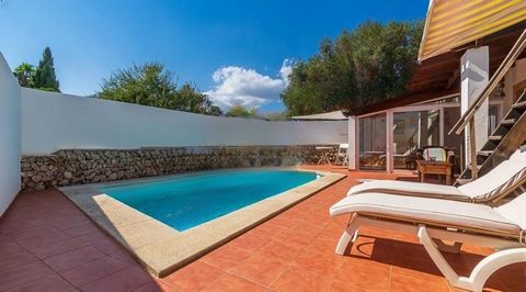 En el encantador núcleo rural de Trebalúger, dentro del municipio de Es Castell, se despliega ante ti un retiro de serenidad y autenticidad. Las casas blancas, envueltas por altos muros de piedra, trazan un camino hacia esta cautivadora casa de campo...