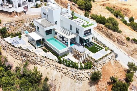 The villa in Marbella has 4 bedroom(s) and capacity for 7 people. Accommodation of 450 m². It has garden, garden furniture, fence, 225 m² of terrace, washing machine, dryer, barbecue, iron, internet access (wifi), hairdryer, balcony, gym, alarm, spa,...