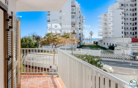 Certificat énergétique : 9VGCDYFM9 Ce magnifique appartement avec une licence touristique, entièrement rénové, est situé à seulement 100 mètres de la plage, dans un emplacement imbattable dans le quartier exclusif de Salatà, Santa Margarita. Entouré ...