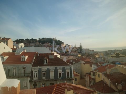 Two bedroom apartment in Mouraria, in a private Pateo with 2 buildings, one with 4 floors, another with 3 floors. Buildings without elevator. Top floors with great Lisbon view Privileged location, very close to Martim Moniz and Baixa.