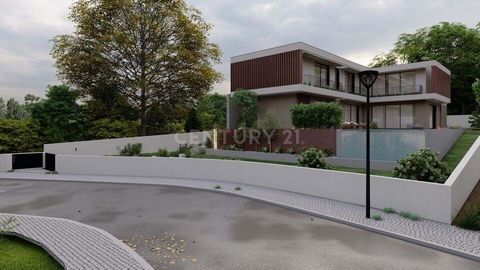 Découvrez la combinaison parfaite d'élégance, de confort et de durabilité dans cette villa de luxe exclusive en cours de construction, située sur un terrain de 1 065 m² avec une superficie brute de 435 m². Conçue pour offrir une expérience de vie uni...