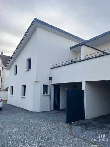 Nouveau et rare sur Valentigney, maison de 2022 d'une surface de 130m2, composée d'une belle cuisine équipée ouverte sur un grand salon séjour accés terrasse, WC et cellier. A l'étage quatres chambres, salle de bain équipée et WC, une terrasse. Garag...