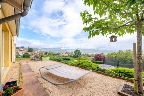 Sur la commune de Saint-Loup, dans un environnement calme avec une très belle vue panoramique et une exposition Sud, venez découvrir cette maison familiale de 165m2 construite en 2004 sur son terrain de 990m2 avec piscine hors-sol. Au rez-de-chaussée...