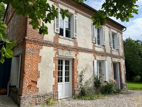 Dit bakstenen huis ligt op 1,5 km van de hoofdstraat van Pont-Audemer en is gebouwd in een landelijke omgeving. Op de begane grond bestaat het huis uit een woonkamer met open haard, een woonkamer, een keuken en een toilet. Op de eerste verdieping zij...