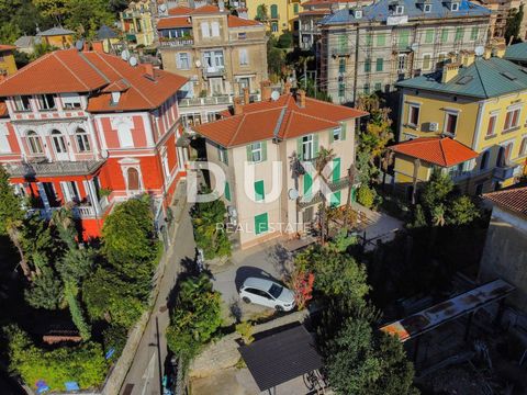 OPATIJA, CENTRUM - appartement met twee verdiepingen in een historische villa op slechts 50 meter van de zee in het centrum van Opatija, parkeerplaats In het hart van Opatija, op een prestigieuze locatie op slechts 50 meter van de zee, ligt dit luxe ...