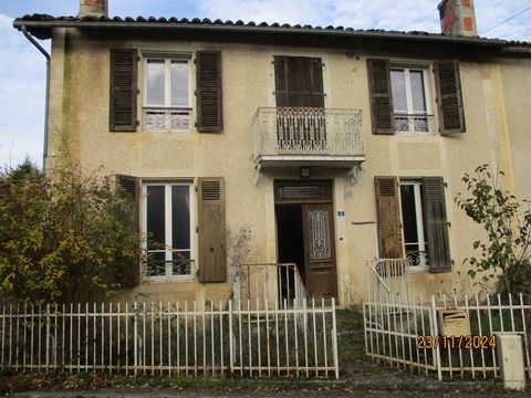 Maison à rénover comprenant: entrée, cuisine, salle à manger, salon, bureau, deux chambres, salle de bains, toilettes, cellier, garage, divers toits, terrain clos de 1586 m2 environ. Dépourvue de moyen de chauffage .Tout à l'égoût. Les informations s...