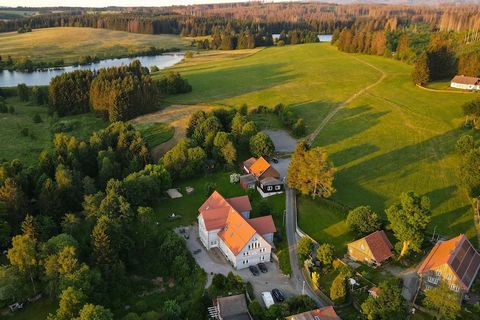 Dit stijlvolle chalet (90 m²) biedt maximaal comfort verdeeld over twee verdiepingen. Op de begane grond nodigt de ruime woon-eetkamer met open keuken uit tot ontspannen. De keuken is modern uitgerust met 4 keramische kookplaten, oven, vaatwasser, ko...