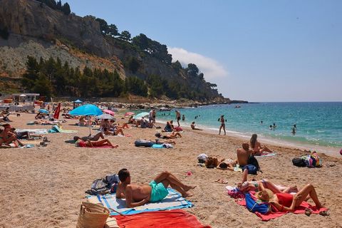 Questa vacanza tutto si mette a posto: contano nuove ville di lusso lì dal sole del Mediterraneo e il Mediterraneo e ti fanno sentire veramente come Dio in Francia. Gli ospiti sportivi possono visitare il campo da tennis o sulla splendida 18 buche Go...