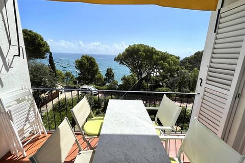 Ontdek Santa Agatha, een prachtig appartement met 4 slaapkamers in Calella de Palafrugell, met een adembenemend uitzicht op zee en gelegen op slechts enkele minuten van het strand. Dit ruime appartement, gelegen op de tweede verdieping, is de perfect...