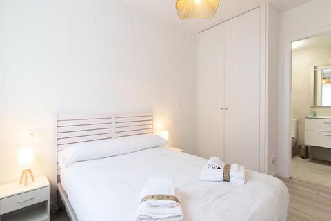 Dit ruime appartement met 3 slaapkamers in Puerto de Sagunto is comfortabel geschikt voor maximaal 6 personen. Het beschikt over moderne voorzieningen, waaronder een wasmachine, strijkijzer, airconditioning en verwarming, voor comfort het hele jaar d...