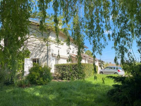 Dans un hameau au calme, à 5 minutes des commerces et commodités, 10 minutes de Mâcon, 60 minutes de Lyon, ensemble immobilier sur 2 niveaux actuellement réparti en 2 logements pouvant être aménagé en une seule habitation, comprenant - logement 1 : a...