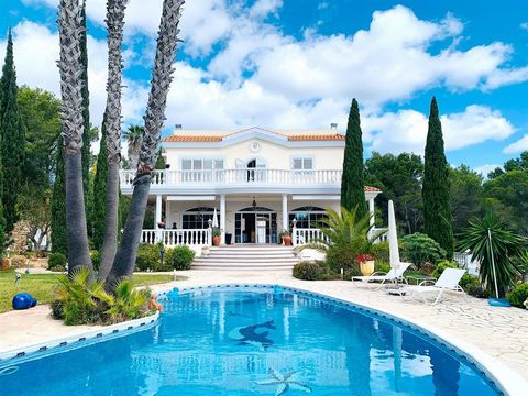 Tranquil andalusian-style villa with breathtaking sea views in San Carlos This impressive Andalusian-style villa is located in the idyllic surroundings of San Carlos and offers spectacular sea views. On a generous plot of 15000 m² and a constructed a...