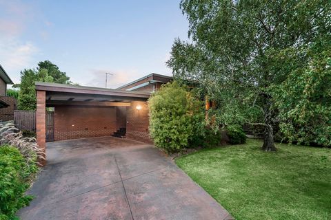 Immaculate single level accommodation, a deep 702m2 (approx.) parcel with north-facing rear and a prime family position create an outstanding formula for family success in this five-bedroom brick home positioned between the prestigious Sunnyside Esta...