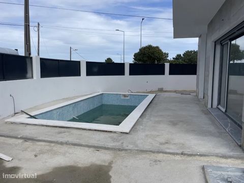 OFFERING OF THE DEED. 4 bedroom villa, with swimming pool and home automation extras, with a gross private area of 169m2 and 36.85m2 of dependent gross area. Benefit from the possibility of partial exemption from IMT and stamp duty as provided for in...