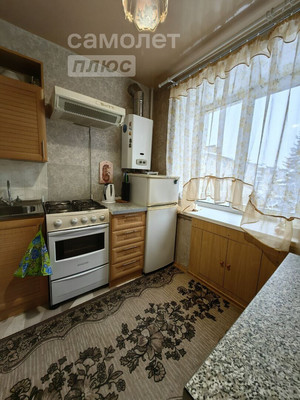 Арт. 67308372 Продам 3КК Брежневку пр. Строителей, д. 29 (Дом Моды) на 4 этаже в 5-ти этажного кирпичного дома. Комнаты смежно-изолированные , 49.2/33,5/6, окна ПВХ, балкон остеклен и отделан деревом, натяжной потолок, новые межкомнатные двери, сануз...